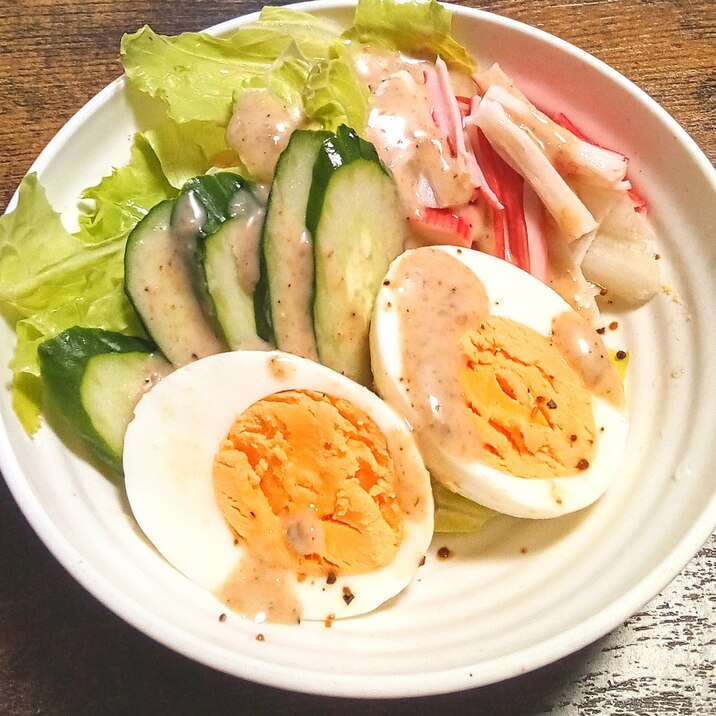今日の簡単サラダ！！ゆで卵とカニカマサラダ〜♫